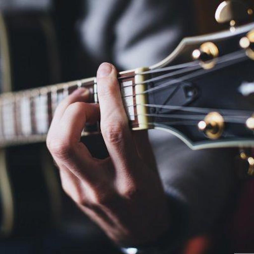 https://pixabay.com/de/photos/musiker-musik-gitarrist-gitarre-2943109/